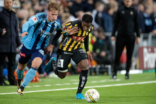 Djurgårdens Felix Beijmo och Häckens Mohammed Abubakari i