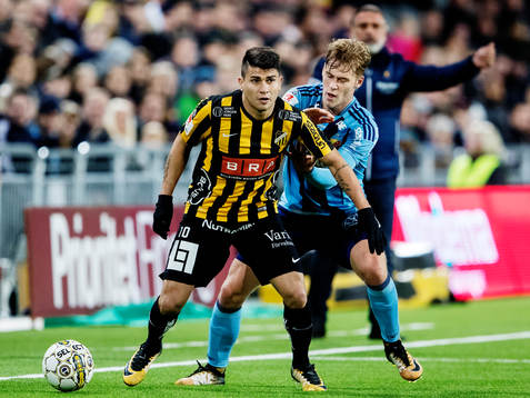 Häckens Paulinho och Djurgårdens Felix Beijmo i kamp om