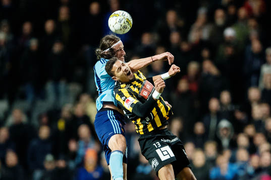 Djurgårdens Jonas Olsson och Häckens Mathias Ranégie i