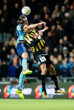Djurgårdens Jonas Olsson och Häckens Mathias Ranégie i