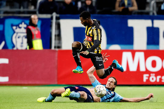Häckens Nasiru Mohammed glidtacklas av Djurgårdens Jonas
