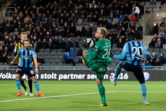 Häckens målvakt Peter Abrahamsson tar ner bollen framför