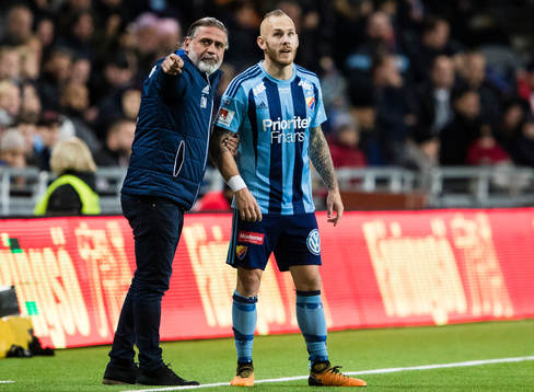 Djurgårdens tränare Özcan Melkemichel ger instruktioner