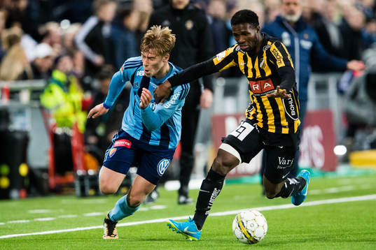 Djurgårdens Felix Beijmo i kamp om bollen med Häckens