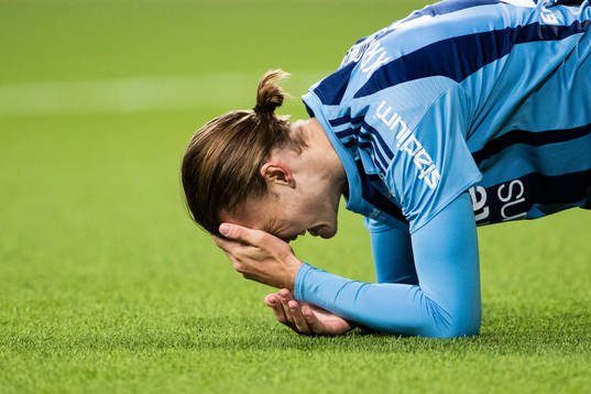 Djurgårdens Julian Kristofferssen tar sig för pannan