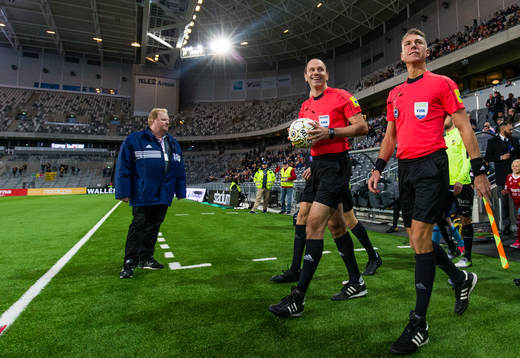 Domare Jonas Eriksson kliver in på planen med matchbollen