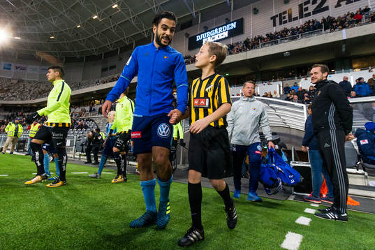 Djurgårdens Othman El Kabir går in på planen hand i hand