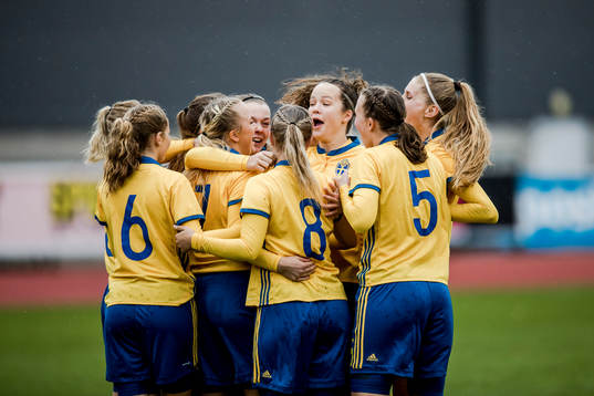 Sveriges Johanna Lindell har gjort 1-0 och jublar med