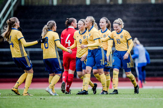 Sveriges Beata Olsson har gjort 4-0 och jublar med