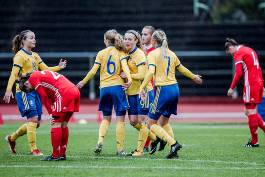 Sveriges Beata Olsson har gjort 5-0 och jublar med