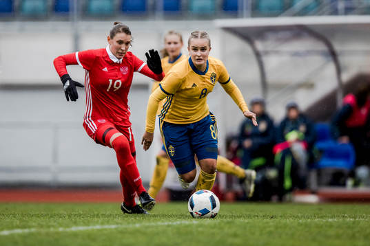 Sveriges Ella Wallfur Skiljic före Rysslands Anastasiia