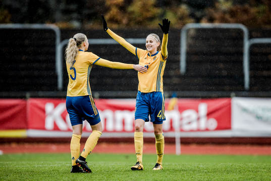 Sveriges Kajsa Ekström (v) och Kajsa Lang jublar
