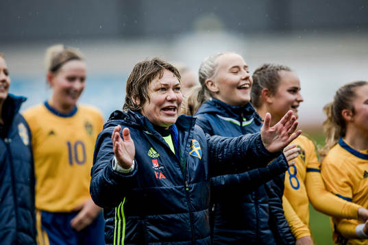 Sveriges förbundskapten Katarina Olsson jublar