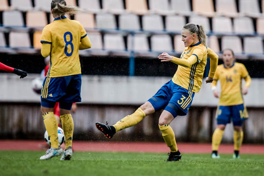 Sveriges Kajsa Ekström skjuter