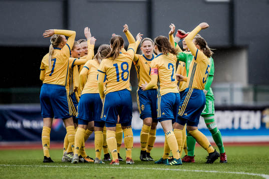 Sveriges spelare laddar för match