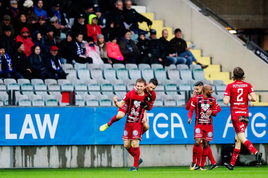 Östersunds Ludvig Fritzon jublar med lagkamrater