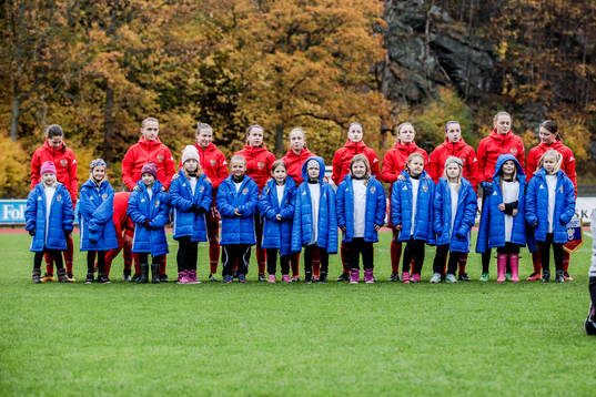 Rysslands spelare ställer upp sig innan match