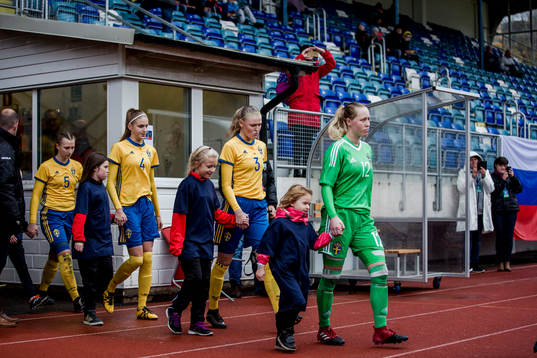 Sveriges spelare marscherar in