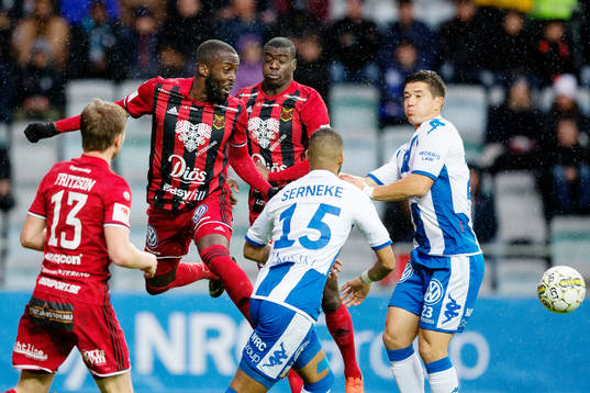 Östersunds Ronald Mukiibi nickar framför IFK Göteborgs