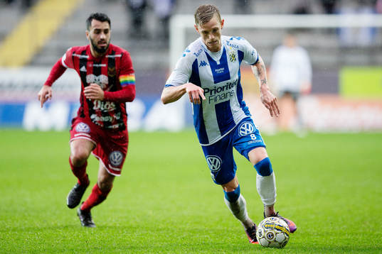 IFK Göteborgs Sören Rieks driver bollen