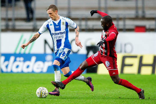 IFK Göteborgs Sören Rieks och Östersunds Ronald Mukiibi