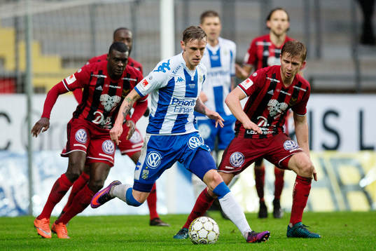 Östersunds Ken Sema och Ludvig Fritzon försvarar mot IFK