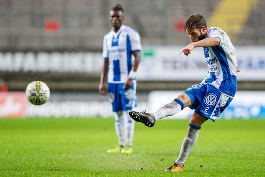 IFK Göteborgs Emil Salomonsson skjuter en frispark