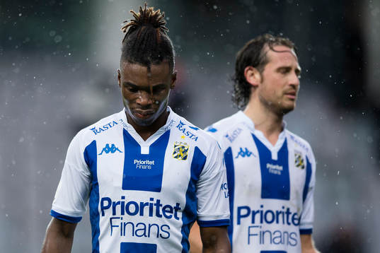 IFK Göteborgs Sam Adekugbe och Mikkel Diskerud  deppar