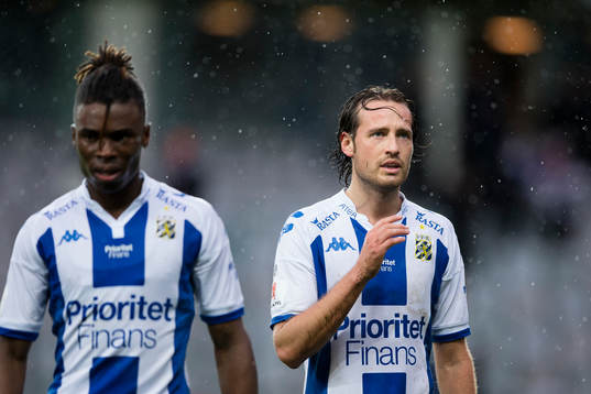 IFK Göteborgs Sam Adekugbe och Mikkel Diskerud  deppar