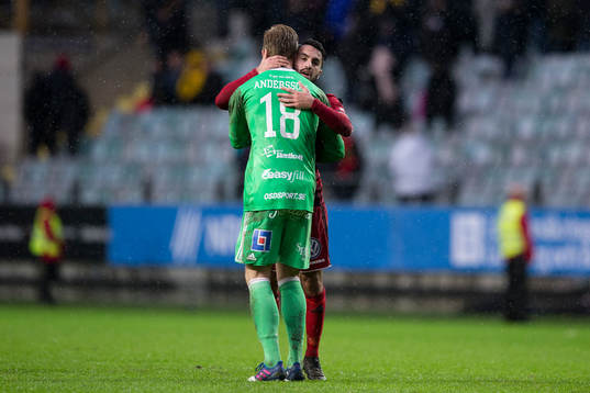 Östersunds Brwa Nouri kramar om sin målvakt Andreas