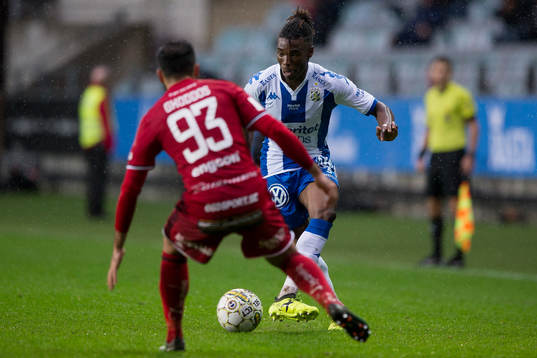 IFK Göteborgs Sam Adekugbe mot Östersunds Saman Ghoddos