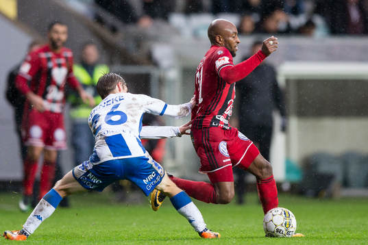 Östersunds Fouad Bachirou före IFK Göteborgs Patrik