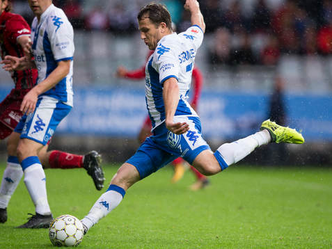 IFK Göteborgs Tobias Hysén skjuter ett skott