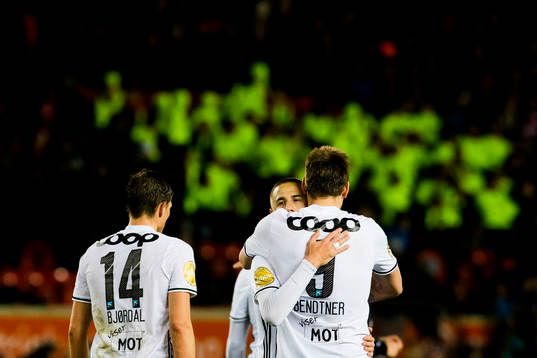Milan Jevtovic celebrates with his teammates Johan Lædre