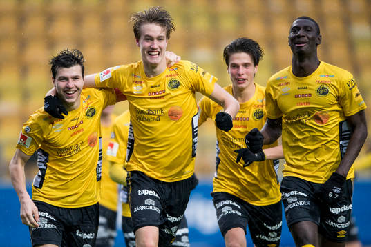 Elfsborgs Hugo Svensson (mitt i bild) har gjort 1-0 och