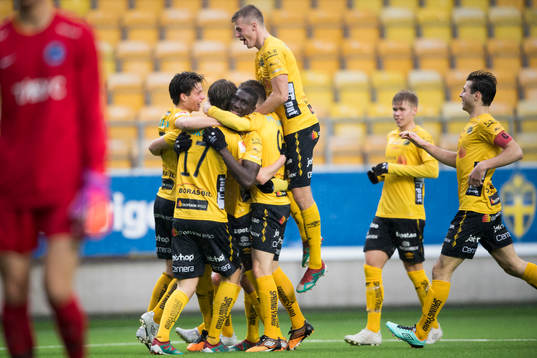 Elfsborgs Hugo Svensson (skymd i bild) har gjort 1-0 och