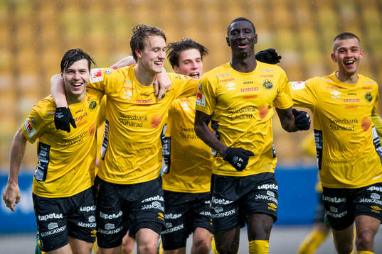 Elfsborgs Hugo Svensson (mitt i bild) har gjort 1-0 och