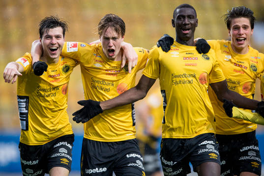 Elfsborgs Hugo Svensson (mitt i bild) har gjort 1-0 och