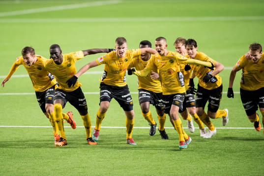Elfsborgs spelare jublar då målvakt Tim Rönning (ej i