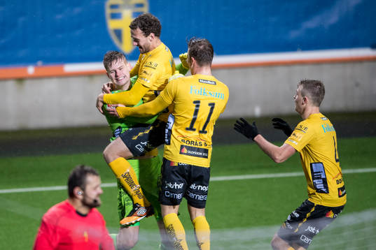 Elfsborgs målvakt Tim Rönning kramas om av Adrian Zeka,
