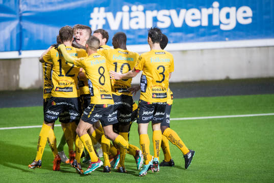 Elfsborgs målvakt Tim Rönning kramas om av lagkamraterna