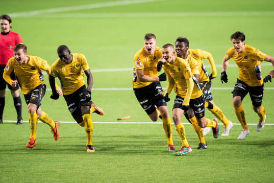 Elfsborgs spelare jublar då målvakt Tim Rönning (ej i