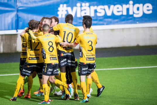 Elfsborgs målvakt Tim Rönning kramas om av lagkamraterna