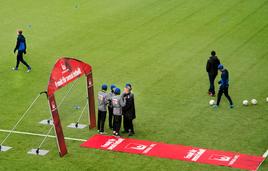 Bollkallar gör sig redo innan fotbollsmatchen i