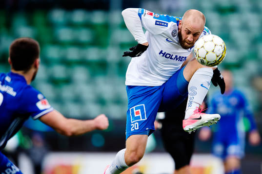 Norrköpings Daniel Sjölund tar ner bollen
