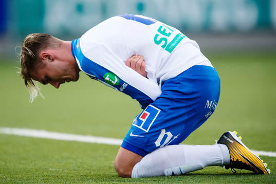 Norrköpings Linus Wahlqvist tar sig för bröstet