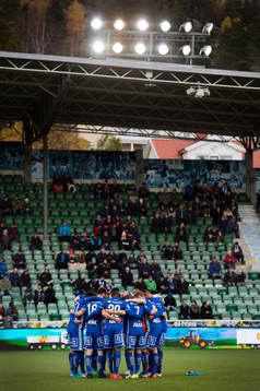 Sundsvalls lag samlar sig innan avspark av fotbollsmatchen