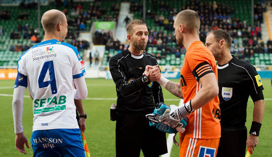 Norrköpings Andreas Johansson, domare Johan Hamlin och