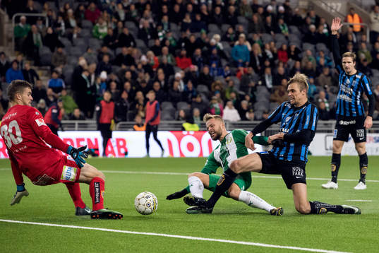 Hammarbys Sander Svendsen och Sirius målvakt Lukas Jonsson