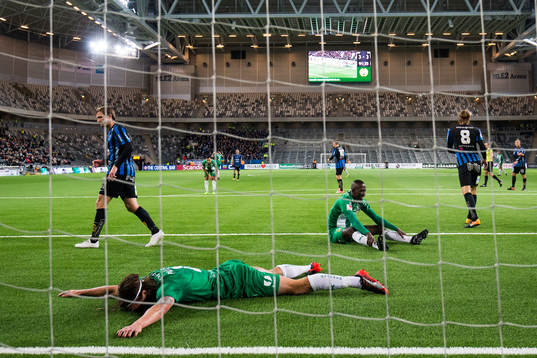Hammarbys Björn Paulsen och Pa Amat Dibba deppar